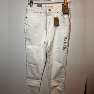 New Women’s Levi’s jeans